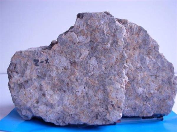 出料細(xì)度80目的磷礦石雷蒙磨粉機(jī)多少錢(qián)？產(chǎn)量有多大？