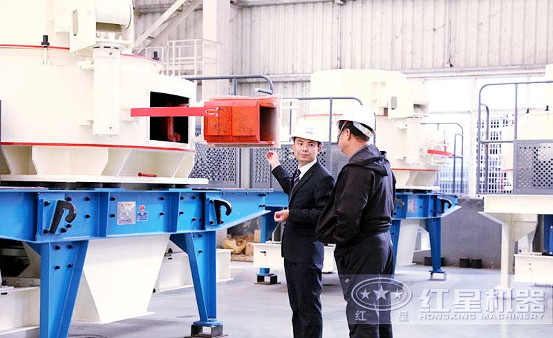 技術(shù)人員為客戶講解設備
